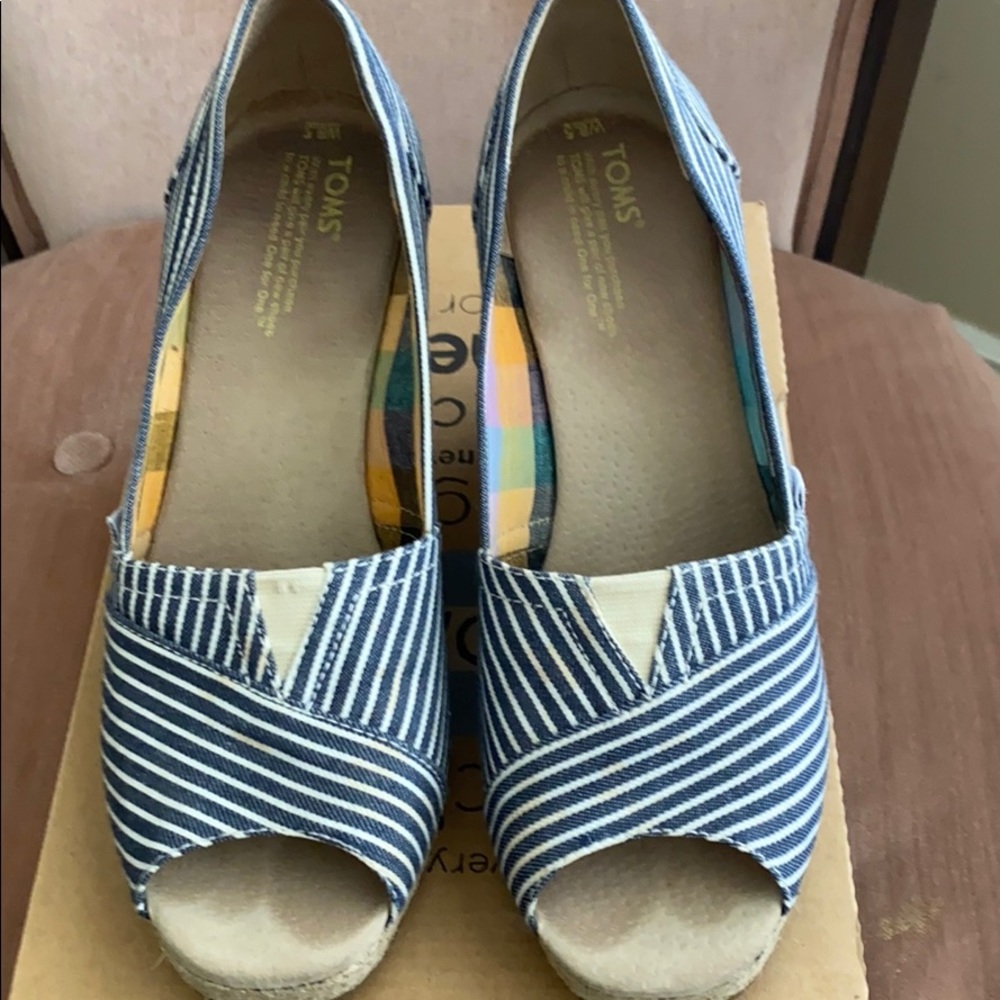 Striped wedge TOMS